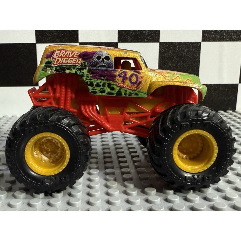 GOLD Spin Master Monster Jam 40th Anniversary Grave Digger Truck 1:64 - Picture 2 of 7